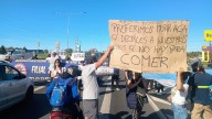 Corte en Panamericana: trabajadores despedidos de ILVA liberan un carril por mano.