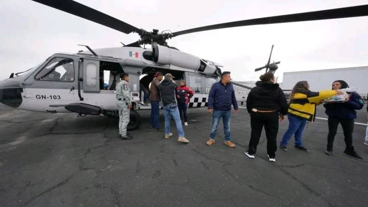 Con helicópteros, llevan víveres a Tianguistengo, Huehuetla y otros municipios damnificados por el huracpan Priscilla