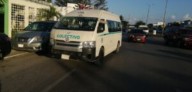 Pasajera pierde un dedo al bajar de combi en Playa del Carmen; chofer es detenido