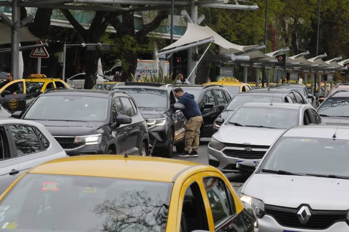Aeroparque. Taxistas y choferes de aplicaciones se unen contra un grupo “camuflado” y escala una pelea inesperada