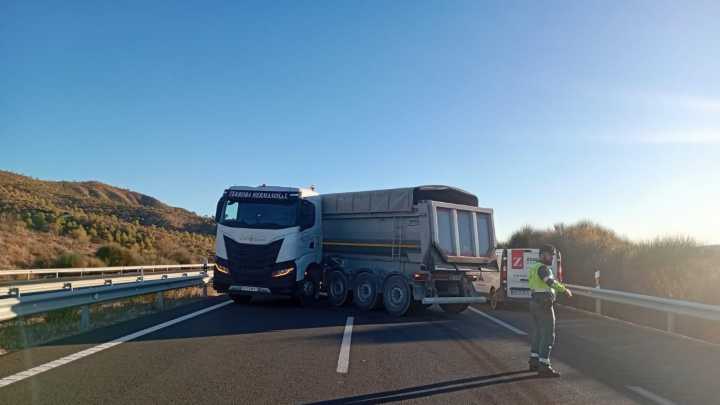 Un camión averiado paraliza la AP-68 en sentido Zaragoza: La autopista registra cortes y desvíos en Ausejo
