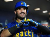 Eugenio Suárez ganó el Premio Luis Aparicio 2025