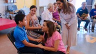 Mara Lezama y Verónica Lezama entregan aparatos auditivos a personas con discapacidad en el sur de Quintana Roo