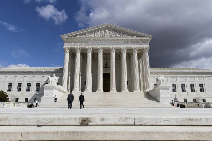 Supreme Court lets Trump strip protections from more than 300,000 Venezuelan migrants