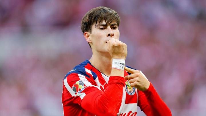 Armando “Hormiga” González, el goleador de Chivas que amenaza el récord de Chicharito