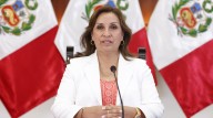 Congreso de Perú destituye a la presidenta Dina Boluart...