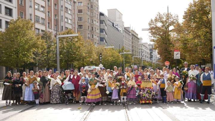Busca la foto de tu grupo en la Ofrenda de Flores 2025 por la tarde (I)