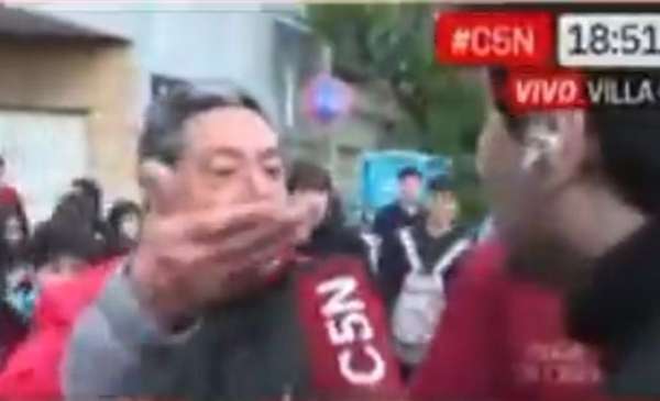 Lamentable: libertarios increparon el móvil de C5N antes del show de Milei