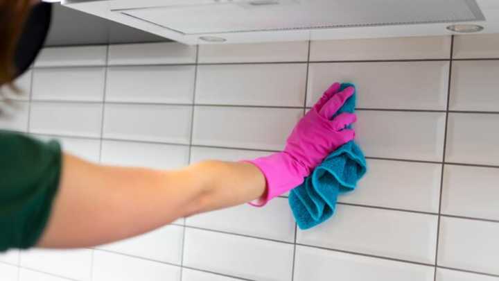 Con solo 2 ingredientes: cómo limpiar las juntas negras de los azulejos