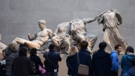 Critica al Museo Británico por una cena frente a los frisos del Partenón