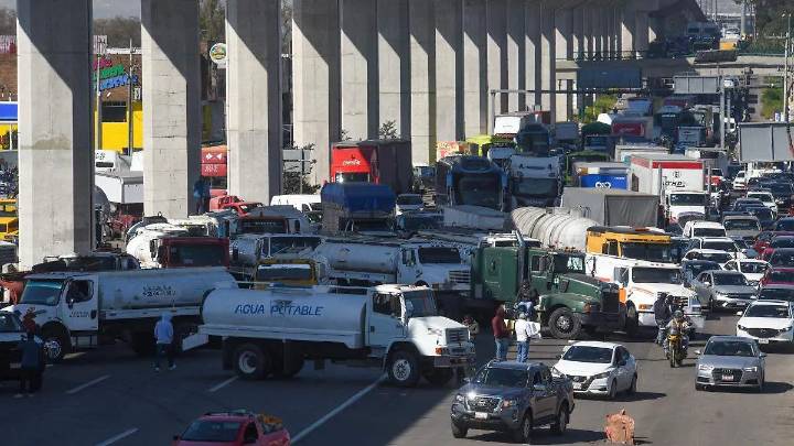 Caos vial en la México-Puebla: Protesta, incendio y obras afectan el tráfico este lunes