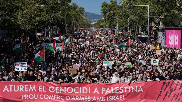 Un grupo minoritario de manifestantes ataca locales de marcas internacionales en Barcelona durante la manifestación por Palestina
