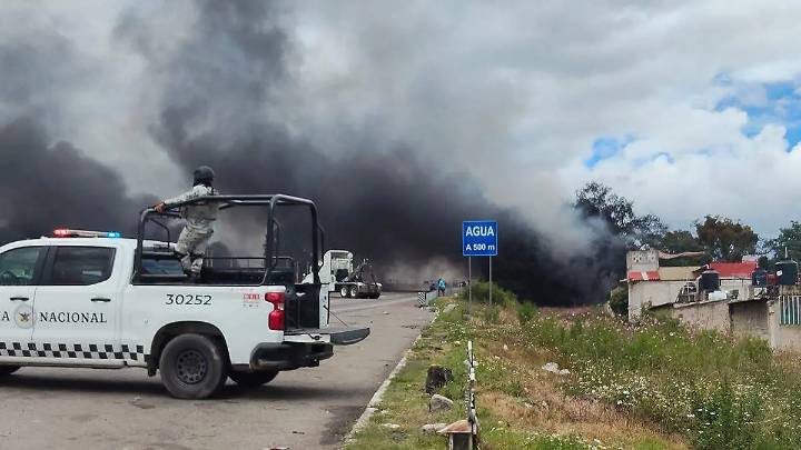 Vuelca y explota sobre la autopista México-Puebla pipa cargada de diésel