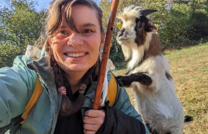 Julia Erard, una bretona que cambió el ruido por las cabras: «Mola un montón Asturias»