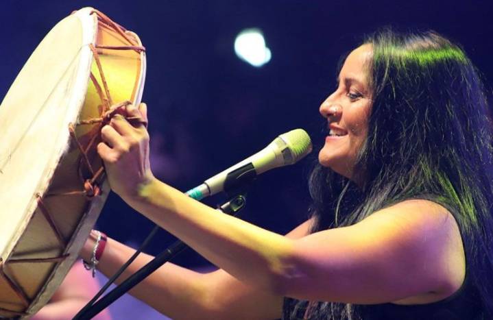 La Bruja Salguero celebra 30 años de música con un show íntimo en la Casa del Poeta