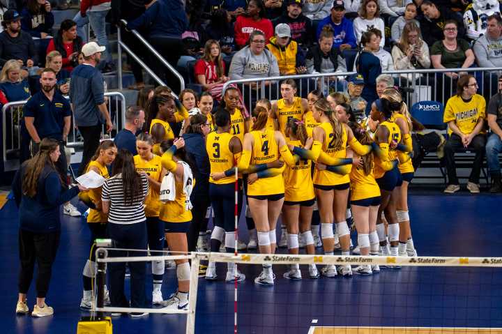 Nebraska sweeps Michigan after tone setting first set
