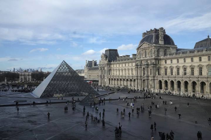 "Valor inestimable". Robo en el Louvre: se llevaron joyas de Napoleón y Francia cerró el museo por 24 horas