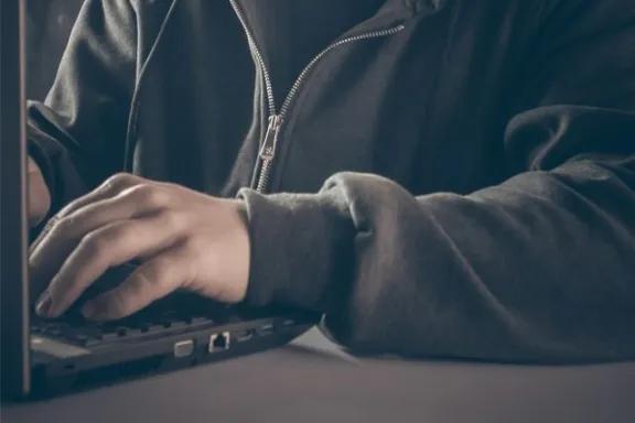 Acusado de acoso virtual: docente no declaró y permanece detenido
