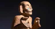 España le compra a México el discurso indigenista y le da espacio en cuatro grandes instituciones culturales