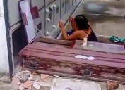 Escalofriante: mujer profana tumba y baña a un muerto como si estuviera vivo
