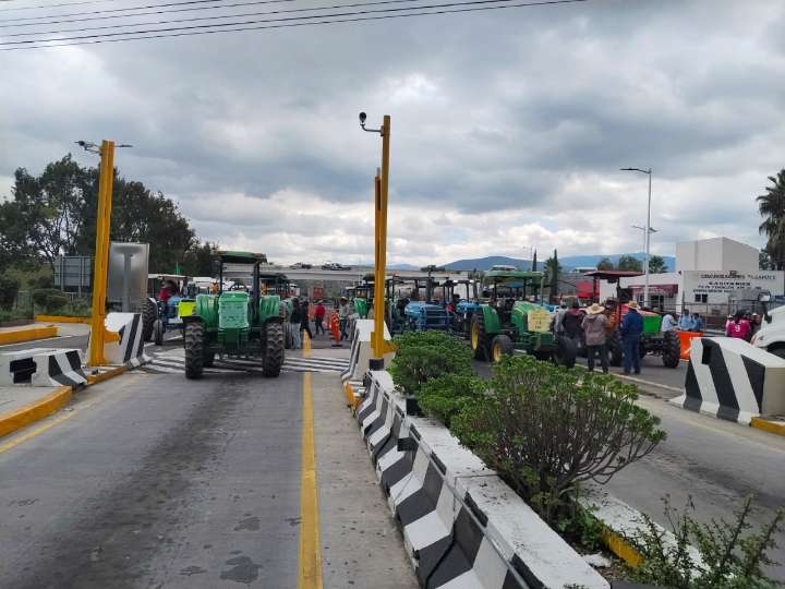 Productores de Tepanco bloquean autopista para exigir precio justo del maíz y apoyo gubernamental