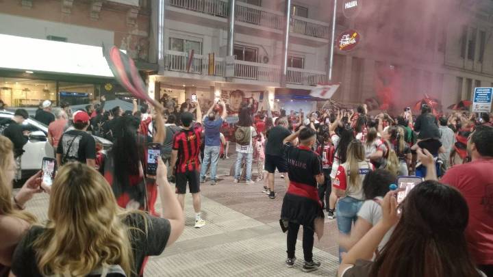 Una noche de pasión Rojinegra: banderazo de la hinchada de Patronato