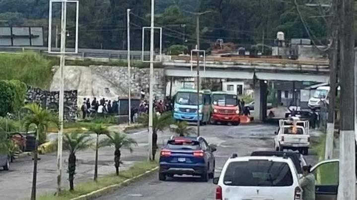 Retiran bloqueo de carretera federal en Nogales; pobladores amenazan con cerrar nuevamente si no los atienden