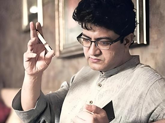 Prasoon Joshi honoured with National Kishore Kumar Award, calls it "matter of great pride" Photo Source; ANI [ FULL VIEW ]