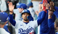 Mookie Betts es galardonado con el Premio Roberto Clemente por su labor humanitaria