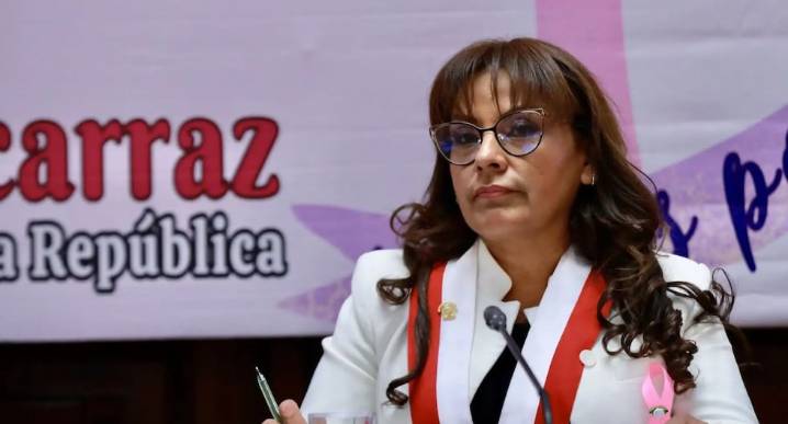 Congresista Kira Alcarraz pierde los papeles ante periodista que indagaba contrataciones en su despacho 