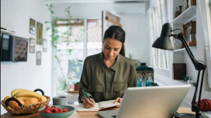 AI assistant mishap leaves job seeker embarrassed during online interview