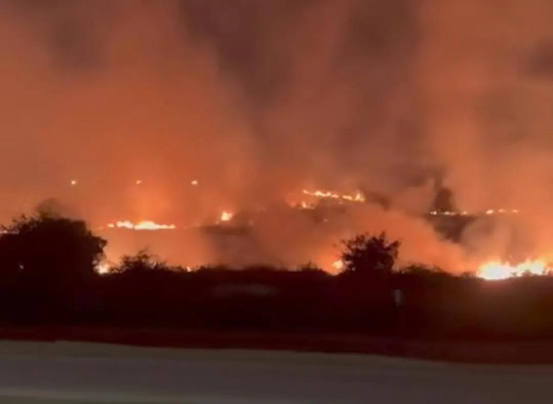 Un voraz incendio arrasó en la zona del Mercado de Abasto de Córdoba y afectó varias hectáreas