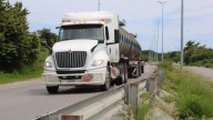 Transportistas de Tamaulipas denuncian crisis por falta de placas y licencias federales