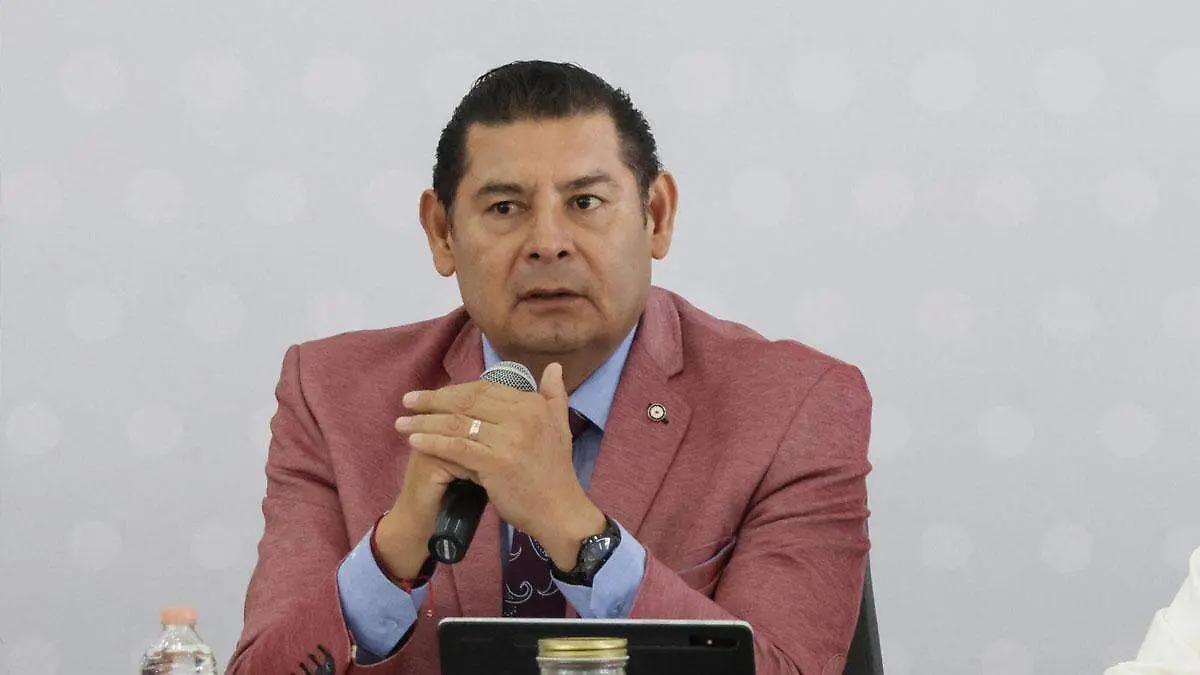 Alejandro Armenta usa avión privado en viaje a EU; gobierno niega uso de recursos públicos