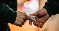 Piden activistas denunciar venta de drogas