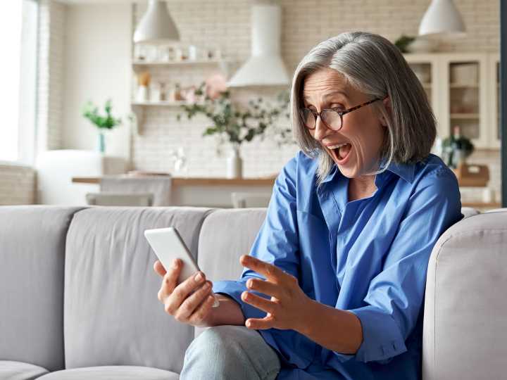Sexting entre adultos mayores: de los pioneros que enviaban cartas, a los que se animan vía celular