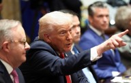 'Not allowed to break that!’ Trump freaks as camera bangs priceless White House mirror