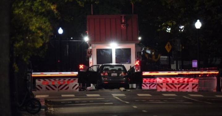 Hombre estrella vehículo contra barrera de seguridad de la Casa Blanca y es detenido por el Servicio Secreto