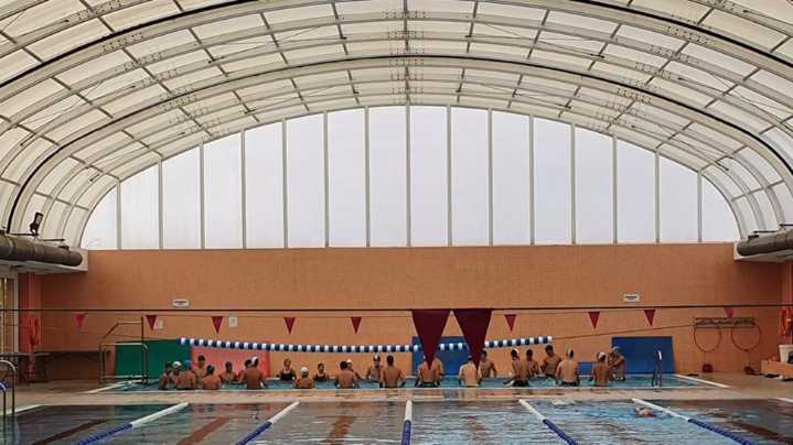 La Zubia aspira a ahorrar más de 50.000 euros al año con placas solares en la cubierta de la piscina municipal