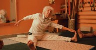 Cuál es el secreto de una instructora de yoga de 102 años para envejecer bien