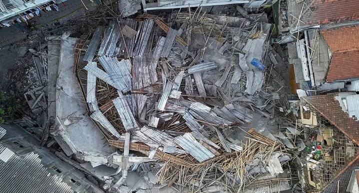 Indonesia: Casi 60 personas siguen atrapadas bajo los escombros de escuela derrumbada | Surabaya | Isla de Java | Abdul Muhari 
