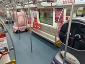 Ni motitos ni furgonetas: en China los paquetes los lleva un robot en el subte
