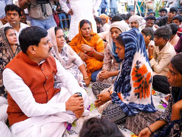 MP CM meets victims’ families of Khandwa tractor