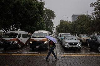 Frente frío 10 provoca descenso de temperaturas y fuertes lluvias en el noreste de México
