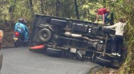 ¡Caos en El Escobero! Un carro se volcó y la vía está cerrada