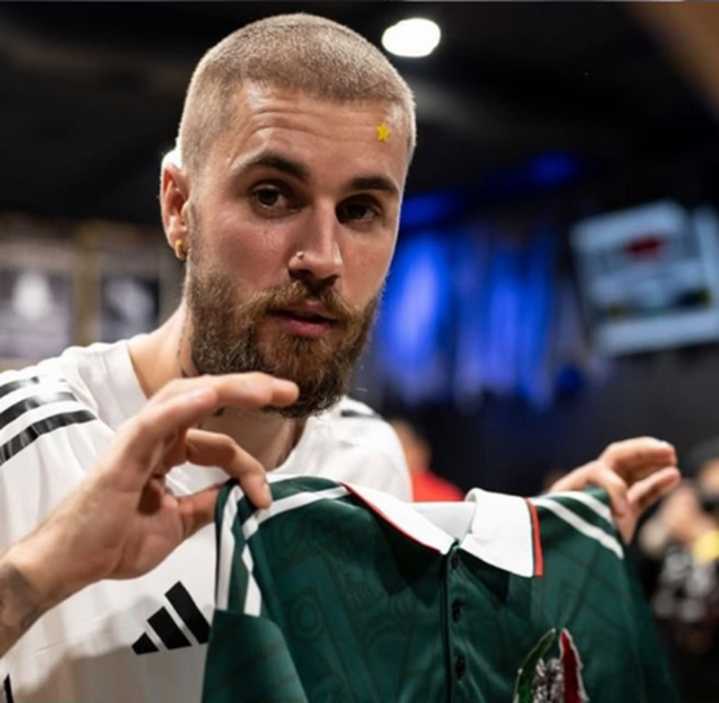 Justin Bieber presume playera de México y sorprende al disfrutar de la banda sinaloense en Los Ángeles
