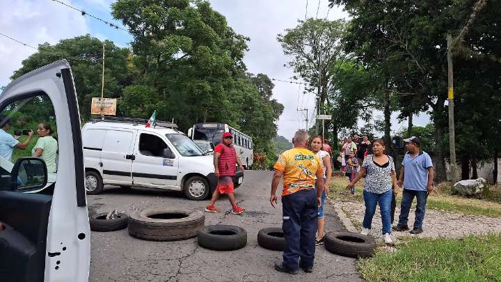 Vecinos de Amatlán de los Reyes bloquean carretera para exigir seguridad vial
