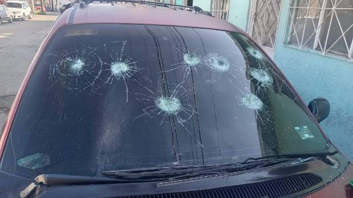 Denuncia hombre a su expareja por presuntamente quebrar los vidrios de su camioneta