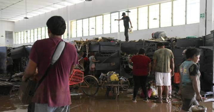 Inundaciones afectan a cinco estados y damnificados padecen el abandono del gobierno de México