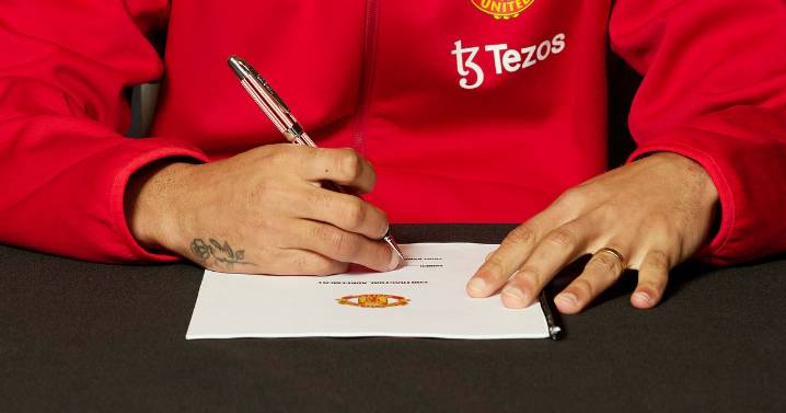 Manchester United have an unexpected decision to make